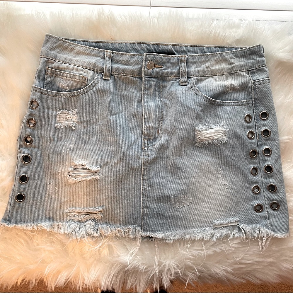 Forever 21 Light Wash Destructed Mini Skirt Sz Large #256